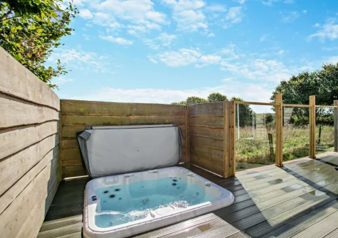 The fully enclosed decked terrace & sunken hot tub at Saddleback, Westward Ho!