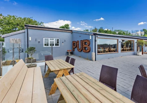 Award winning The Pig on the Hill pub is on site with eat-in & takeaway service