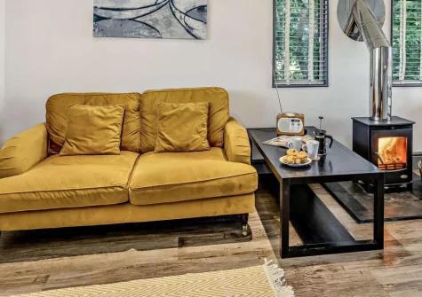 Saddleback, Westward Ho! is a contemporary cedar lodge within the gated grounds of The Pig On The Hill pub, featuring a private sunken hot tub, beautiful countryside views, and easy access to Westward Ho!'s golden beaches and coastal paths.