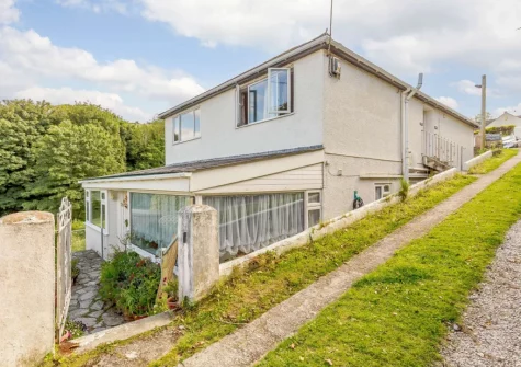 Safe Harbour is wonderful apartment set in an elevated location in Mevagissey with glorious sea views