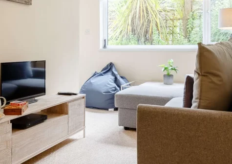 Safe Harbour, Mevagissey is a charming elevated apartment offering panoramic sea views, perfect for families and couples. Enjoy the luxurious Jacuzzi bath, private decked area, and easy access to Cornwall's finest beaches and attractions.