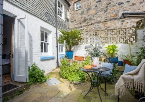 The courtyard garden at Saffron Cottage, St Ives