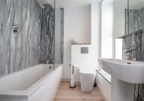 Bedroom #2 en-suite bathroom at Sailors, Falmouth