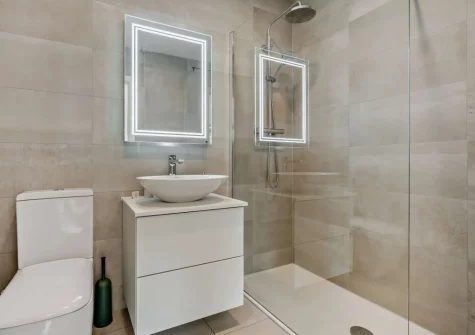 Bedroom #2 en-suite shower room at Salcombe Lodge, Marldon