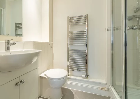 Bedroom #1 en-suite at Saltings Loft Apartment 2, Lelant