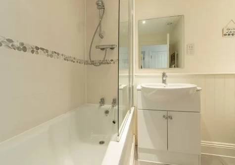 The bathroom at Saltings Loft Apartment 2, Lelant