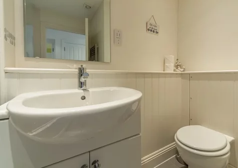 The bathroom at Saltings Loft Apartment 2, Lelant