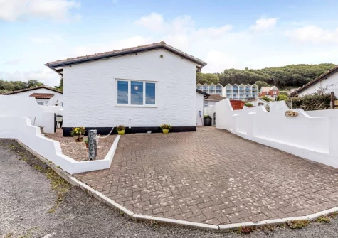 Salty Paws is a convenient single-storey bungalow situated a short stroll from Westward Ho! with its miles of golden sands & numerous amenities
