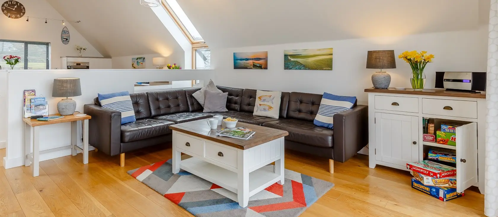 Salty Tides, Westward Ho! is a charming three-bedroom house with an enclosed garden and a hot tub, perfect for family adventures. Just a stone's throw from the sandy beach and famous pebble ridge, it provides an ideal base for exploring the region.