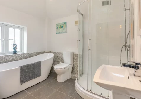 The bathroom at Samphire Cottage, Porthleven