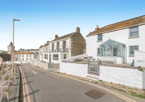 Samphire Cottage, with its seafront location in the picturesque town of Porthleven, oozes character & charm