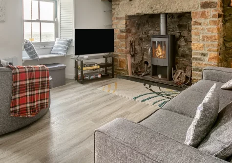 Samphire Cottage, Porthleven is a characterful seaside cottage with uninterrupted sea views, welcoming fireside comfort, and direct beach access. Perfect for families and friends seeking authentic Cornish coastal charm and lasting memories.