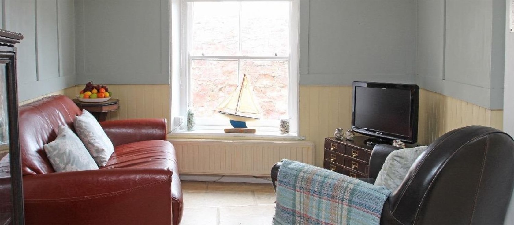 Samphire is a three bedroom, two bathroom seaside cottage in Kingsand village just steps from the beach, shops and cafés. It has a spacious and comfortable living room with logburner & fully equipped kitchen, making it ideal for families of up to five.