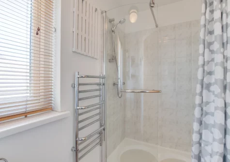 Bedroom #1 en-suite bathroom at Samphire, Padstow
