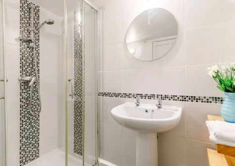 The shower room at Sam's Place, St Ives