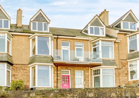 Sam's Place is a spacious apartment with far-reaching views across the town and out to sea from the living room & balcony