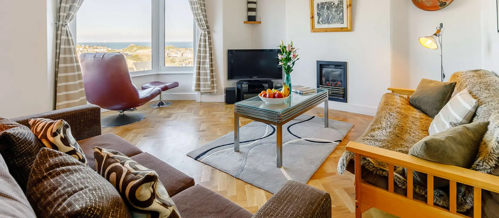 Sam's Place, St Ives is a charming first-floor apartment with stunning sea views and spacious accommodation. Ideally positioned near beaches and galleries, it's perfect for couples or small families seeking a memorable Cornish coastal escape.