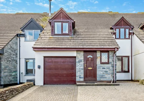 Sandals is a spacious, well-equipped holiday home offering the perfect base to explore Padstow and the North Cornwall coast