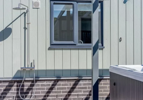 The outdoor shower & hot tub at Sandbars, Instow