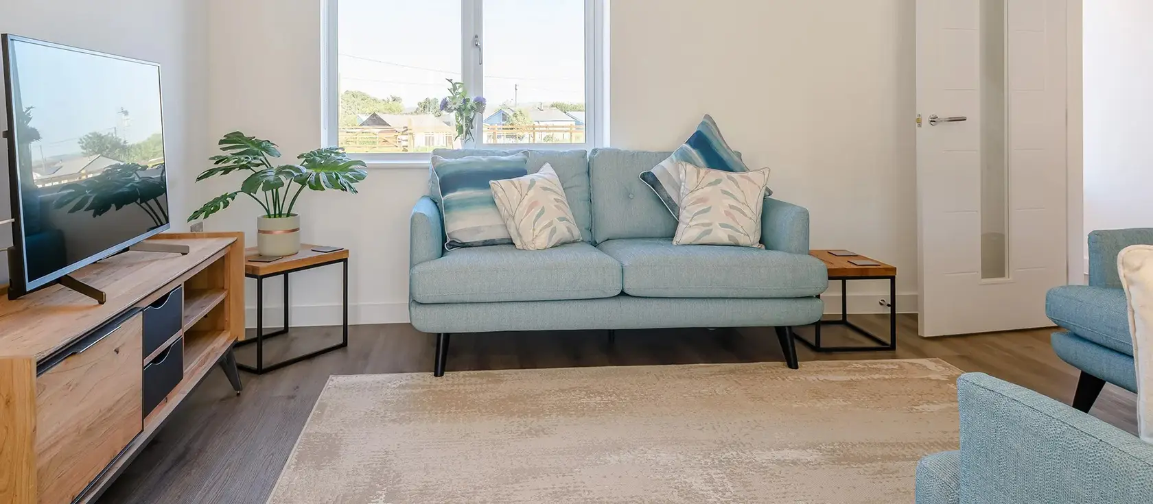 Sandbars, Instow is a stunning four-bedroom coastal retreat with private hot tub and games room. Steps from golden beaches and the Tarka Trail, this beautifully presented home offers luxury amenities and unforgettable family memories in Devon.