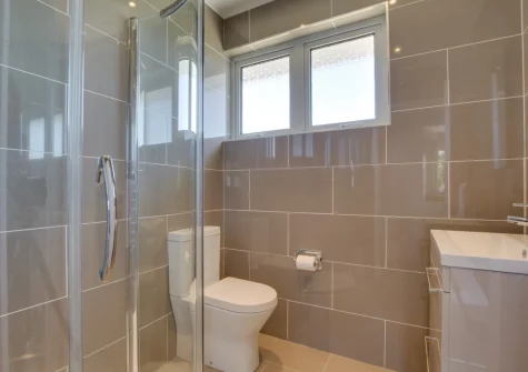 The B1 en-suite shower room at Sandbars, Padstow