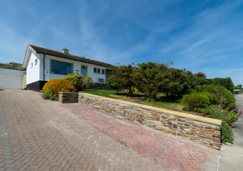 Sandbars is beautiful holiday bungalow in a charming residential part of Padstow