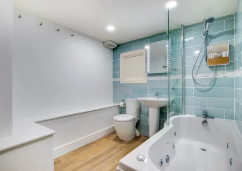 The bathroom at Sandpiper, Padstow