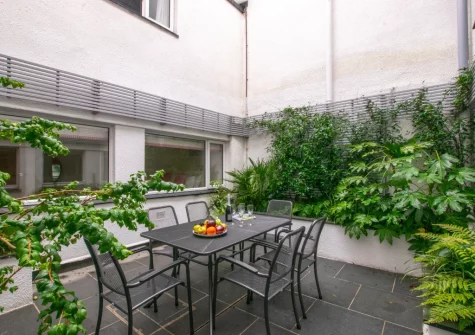 The leafy courtyard garden & alfresco dining area at Sandpiper, Padstow