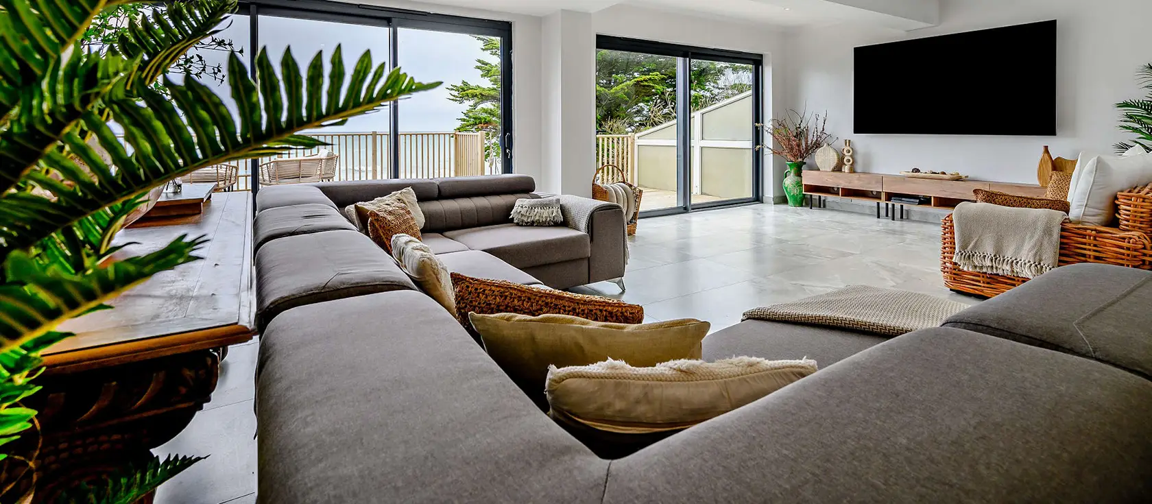 Sandpipers, Downderry is a stunning beachfront retreat with uninterrupted sea views and private beach access. This luxurious house combines coastal charm with contemporary comfort, perfect for families seeking an unforgettable Cornish holiday.