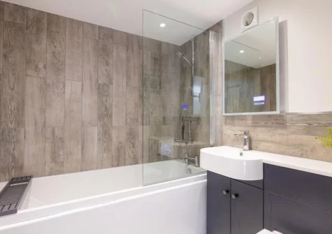 The bathroom at Sandseekers Barn, Mawgan Porth