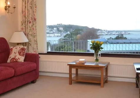 Sandy Bay Bungalow, Instow is a charming coastal bungalow offering easy beach access and stunning estuary views. Perfect for families and couples, enjoy the Tarka Trail on your doorstep, peaceful terrace sunsets, and heartfelt village hospitality.