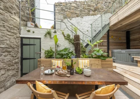 The barbecue & alfresco dining area at Sandy Boobies, St Ives