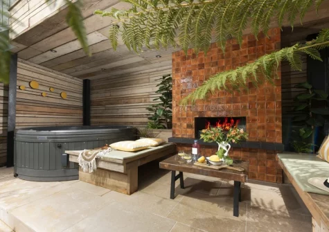 The hot tub & oudoor sitting area at Sandy Boobies, St Ives
