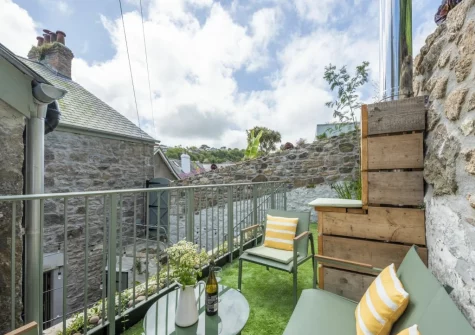 The split level outdoor sitting area at Sandy Boobies, St Ives
