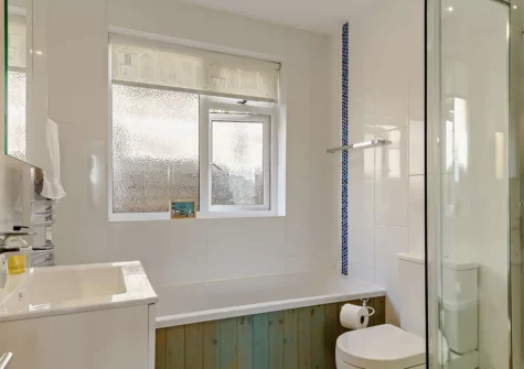 The bathroom at Sandy Toes, Paignton