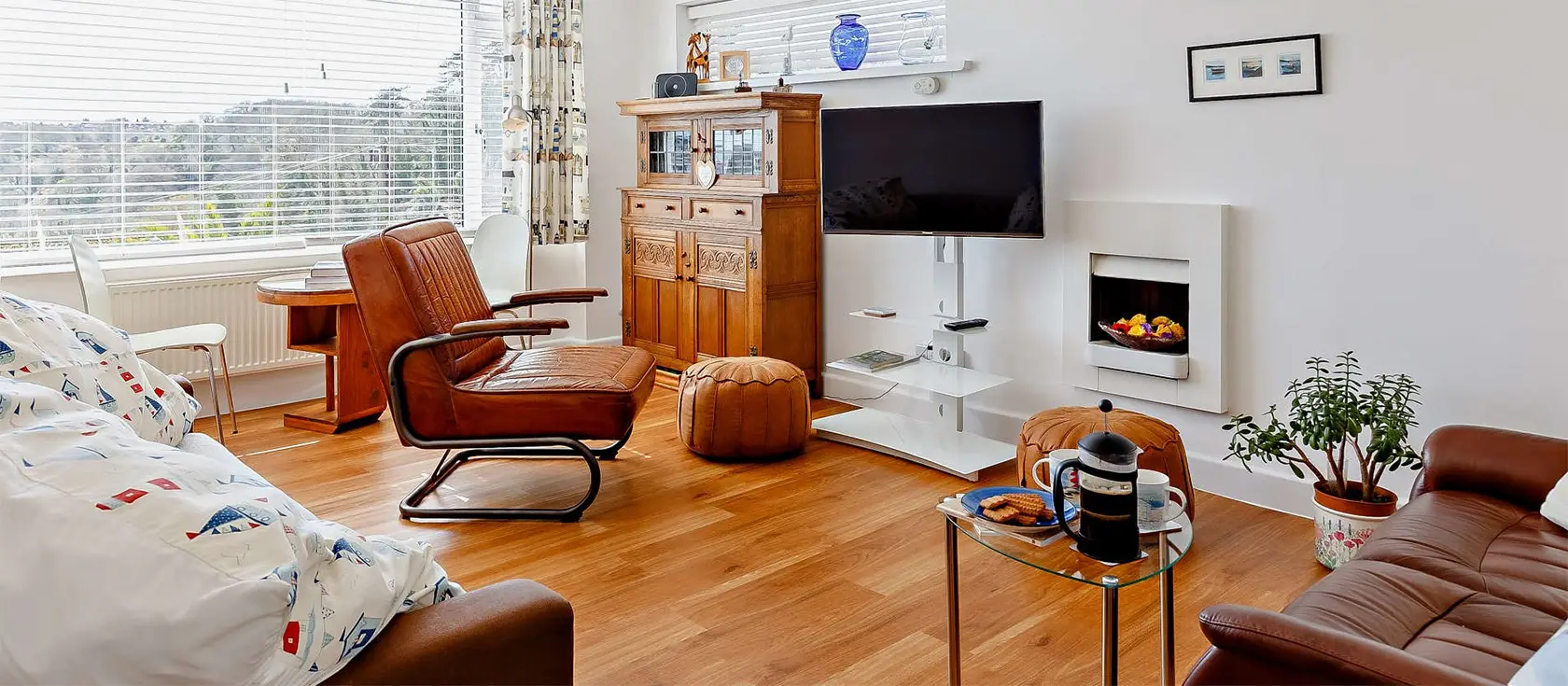 Sandy Toes, Paignton is a charming 2-bedroom property in Devon, perfect for family holidays with its cosy living spaces, beautiful garden, and proximity to local attractions. The elevated garden areas with sea views are perfect for a family BBQ.