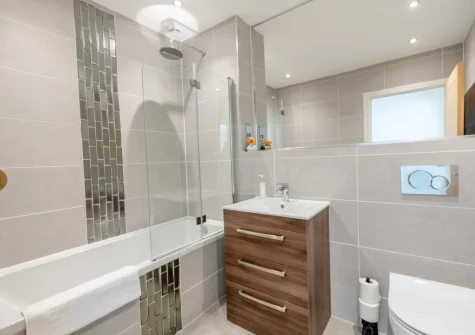 Bedroom #1 en-suite Jack 'n Jill bathroom at Sandy Toes, Stoke Fleming