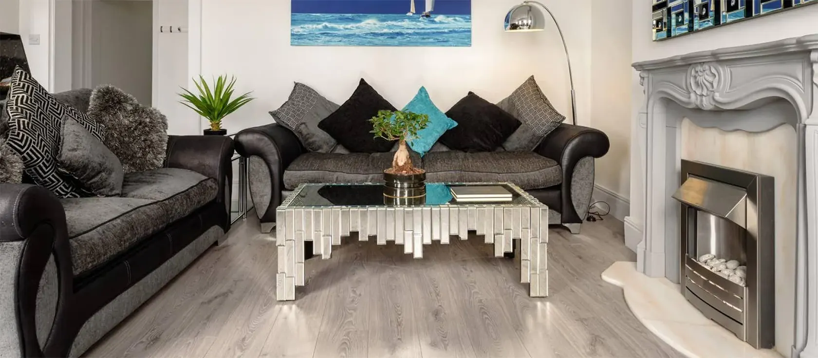 Sandybanks, Torquay is a contemporary two bedroom, two bathroom luxury apartment on Torquay waterfront overlooking the beach. Open plan living is well equipped and stylish furnished. Walk to restaurants, beach, shops, cafes & attractions.