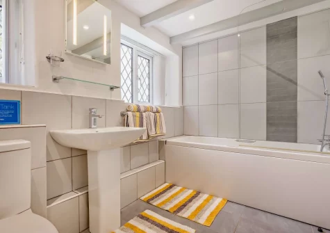 The bathroom at Sarah's Cottage, Camelford