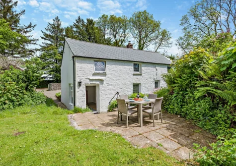 The patio, alfresco dining area & lawned garden at Sarah's Cottage, Camelford