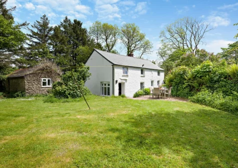 The large lawned garden at Sarah's Cottage, Camelford