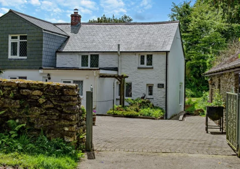 Sarah's Cottage is a character cottage nestled in the Cornish Countryside, close to the moors for plentiful walks, yet within easy reach of many wonderful coastal locations