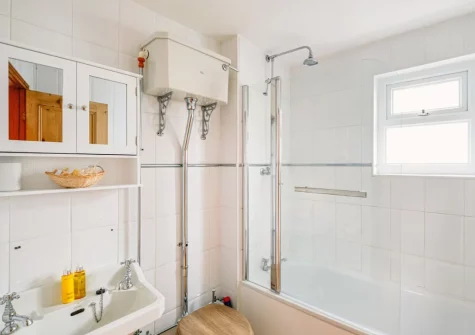 The bathroom at Scallop Cottage, Porthleven