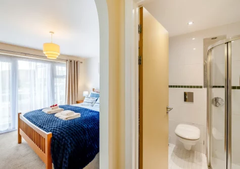 Bedroom #1 & en-suite shower room at Schooner's, Mortehoe