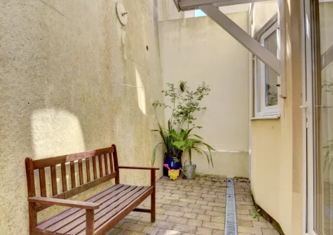 The fully enclosed rear yard at Schooner's, Mortehoe