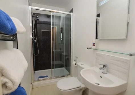 The B1 en-suite shower room at Scorsham Farm, Stratton