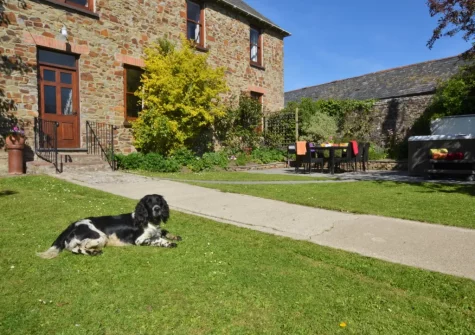 The garden, hot tub & alfresco dining area at Scorsham Farm, Stratton