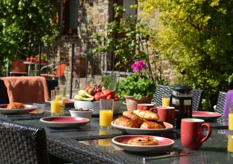 The alfresco dining area at Scorsham Farm, Stratton