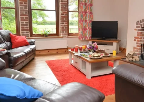 Scorsham Farm, Stratton is a charming 4-bedroom farmhouse retreat with hot tub, games room, and exclusive beach hut access. Set on a working dairy farm near Bude, perfect for creating memorable family holidays exploring North Cornwall.