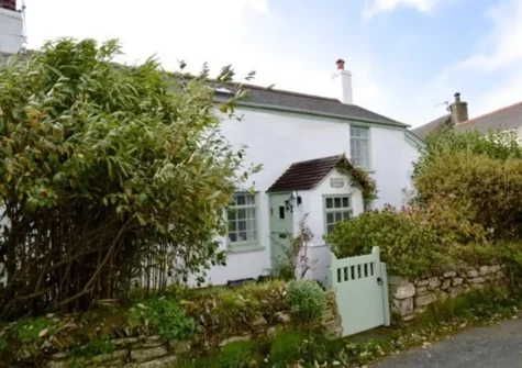 Scrumbles Hollow is a spacious, detached & dog friendly cottage, situated in the charming & picturesque village of St Agnes
